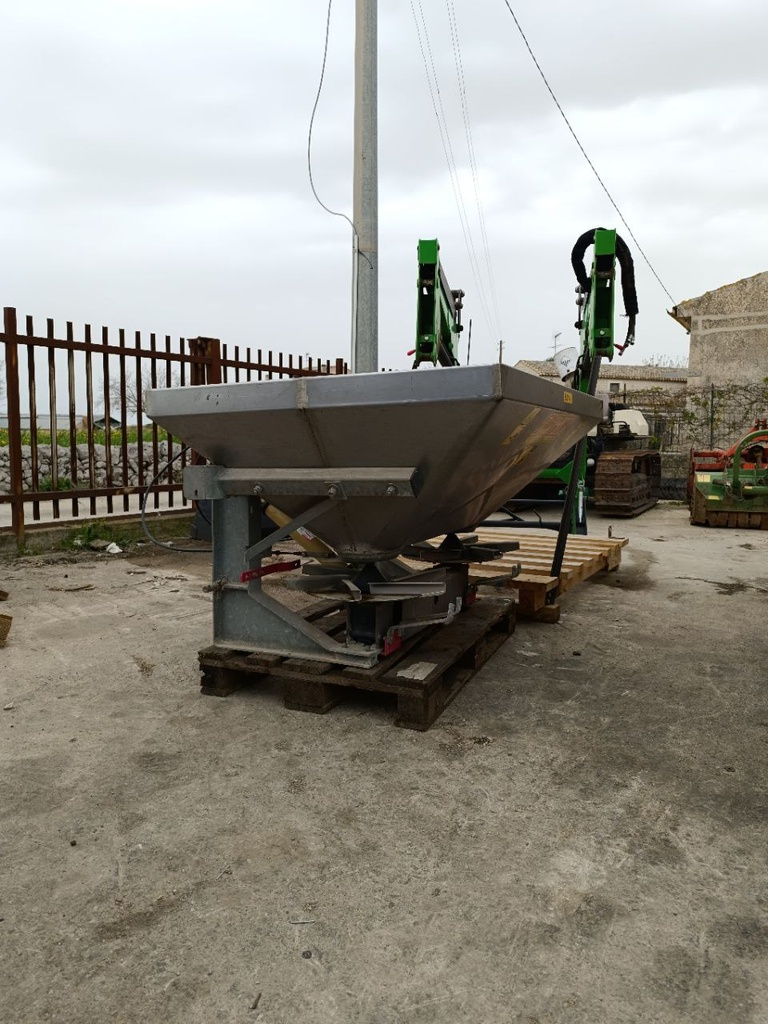 Spandiconcime usato Rondini SR 550/D.D. a doppio disco con convogliatori per scarico laterale in acciaio inox AISI 304, apertura manuale a doppio comando con leve meccaniche a distanza con cavi e cardano 